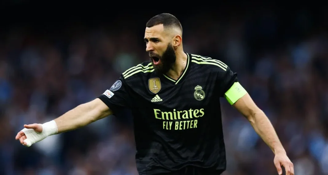 Victime de diffamation, Karim Benzema veut poursuivre Gérald Darmanin Karim Benzema célèbre en portant le maillot du Real Madrid.