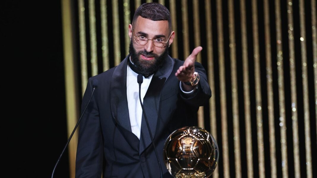 Pourquoi Karim Benzema n’est pas allé à la cérémonie du Ballon d’Or 2023 ? Karim Benzema avec le Ballon d'Or lors d'une cérémonie.