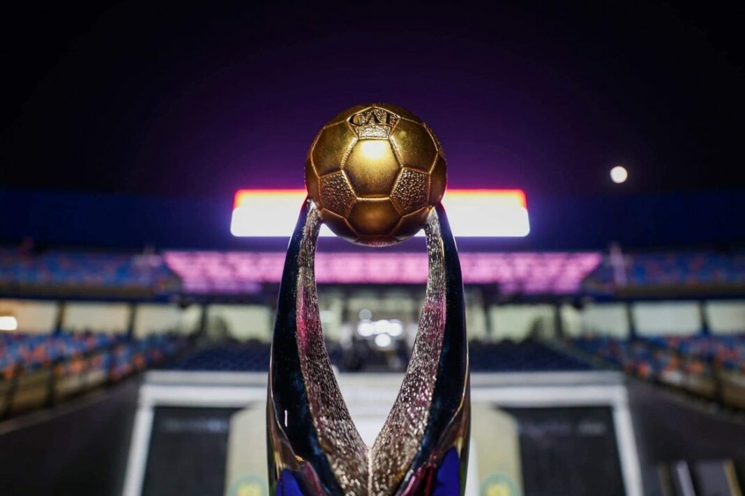 La Ligue 1 Mobilis d’Algérie brille sur la scène africaine : 3e place au classement CAF Trophée de football en or brillant sur fond de stade nocturne.