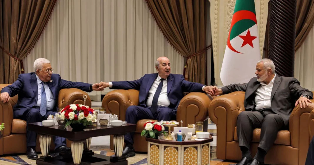 Soutien financier au Hamas : L’Iran et l’Algérie sous les projecteurs des services de renseignement occidentaux Trois hommes politiques en réunion, se tenant la main en signe d'unité.