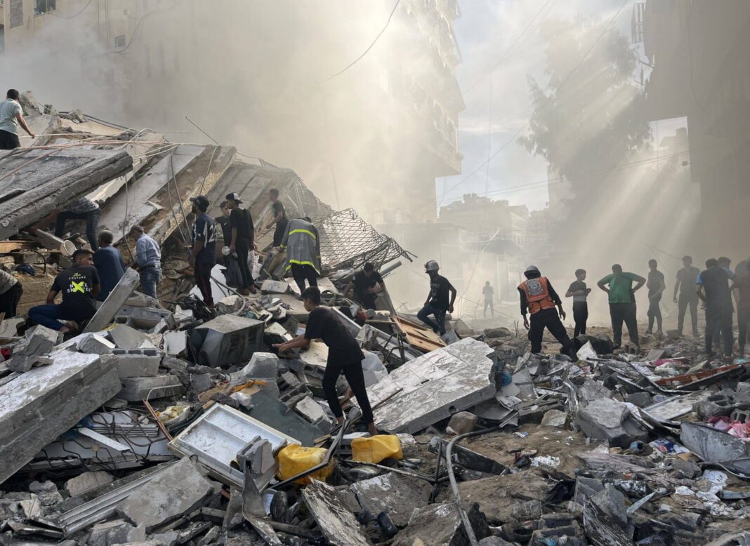 Secours et débris dans les ruines de Gaza.