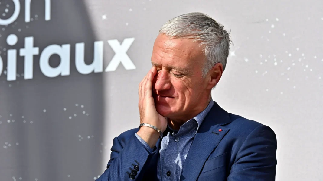 Didier Deschamps en pleurs lors d'une cérémonie sportive.