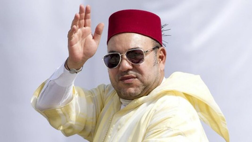 Maroc, puissance émergente : voici comment ses investissements transforment l’Afrique Homme portant fez, lunettes de soleil, saluant avec la main.