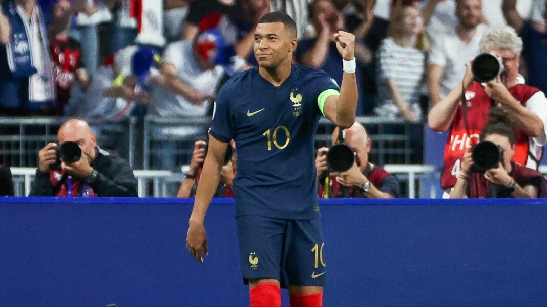 Classement FIFA : La France sur le point de créer une secousse ? Kylian Mbappé en célébration lors d'un match de football international.
