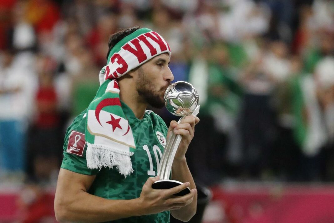 Équipe d’Algérie : les supporters algériens réclament le retour de Youcef Belaili Youcef Belaili en tenue algérienne avec un trophée de football.