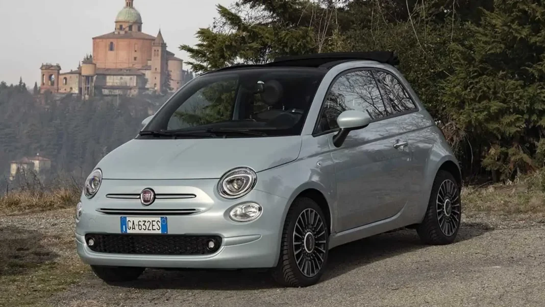 Fiat arrête la production de la 500 Hybrid Fiat 500 Hybrid stationnée avec château en arrière-plan.