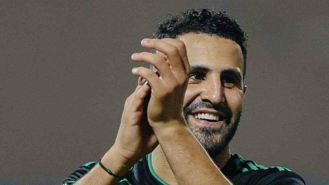 Riyad Mahrez Brille au stade Roi-Abdallah : Un show spectaculaire pour Al-Ahli Riyad Mahrez souriant lors d'un match au stade Roi-Abdallah.