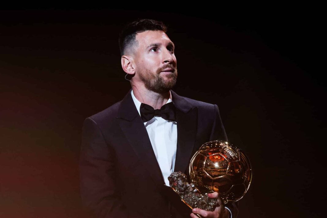 Lionel Messi tenant le Ballon d'Or lors d'une cérémonie.