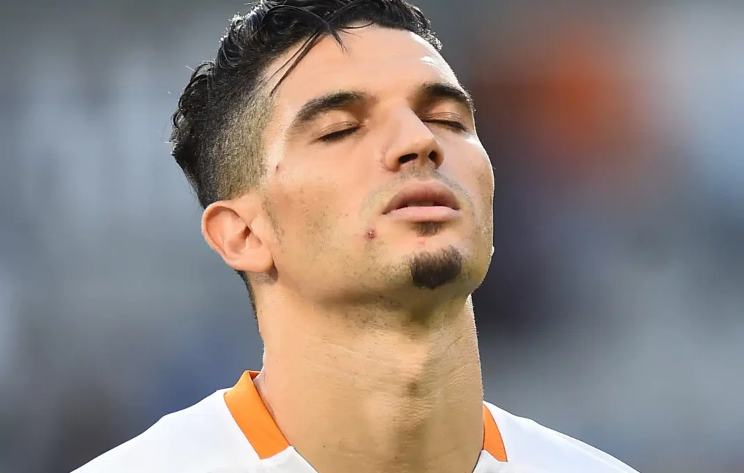 Zinedine Ferhat, joueur de football algérien, lors d'un match.