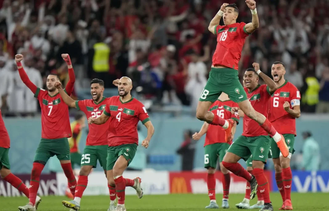 Joueurs marocains célébrant leur victoire lors d'un match de football.