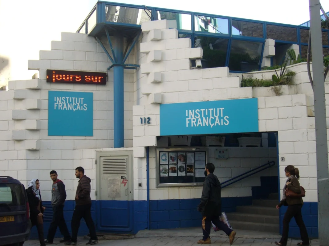 Ouverture des candidatures pour le programme LabDoc 2024 Entrée de l'Institut Français avec affichage des candidatures 2024.