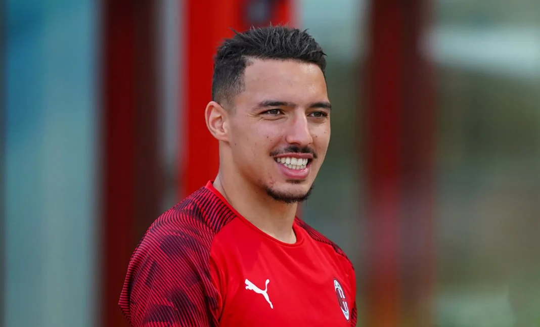 Ismael Bennacer révèle pourquoi il a recalé Manchester City Ismael Bennacer souriant en tenue d'entraînement rouge.