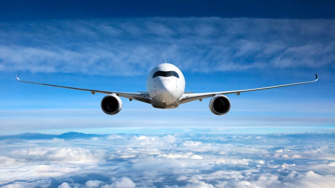 Quelle compagnie aérienne attire le plus de plaintes : Air Algérie, Air France, Ryanair ou Wizz Air ? Avion commercial volant à haute altitude dans un ciel bleu clair.
