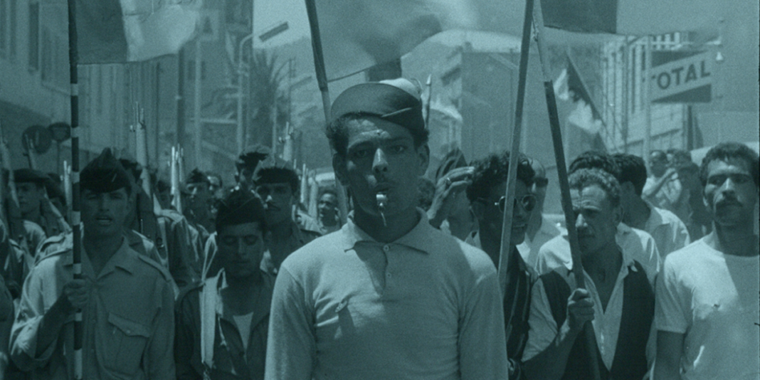 « Ciné-guérillas » : La Bataille des images pendant la Guerre d’Algérie Manifestants lors d'une marche pendant la Guerre d'Algérie, en noir et blanc.