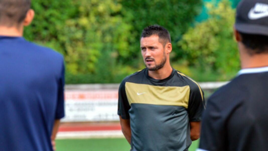 Décision Choc : Karim Ziani quitte la coupe du monde de mini foot, déclenchant un débat Karim Ziani en discussion avec des jeunes footballeurs sur le terrain.
