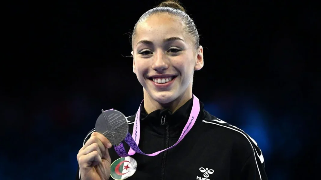 Kaylia Nemour souriante avec sa médaille d'or à Anvers.