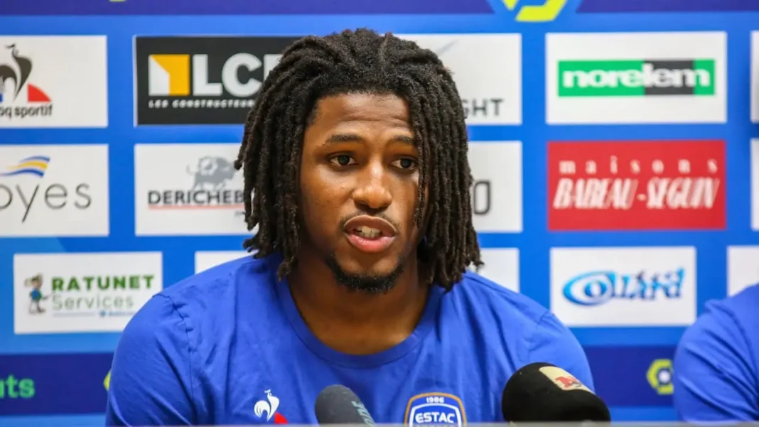 Yasser Larouci en conférence de presse pour l'équipe nationale d'Algérie.