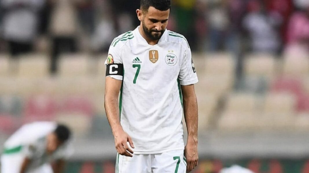 CAN 2023 Côte d’Ivoire : Riyad Mahrez blessé ! Riyad Mahrez avec le maillot de l'Algérie, blessé lors d'un match de la CAN 2023.