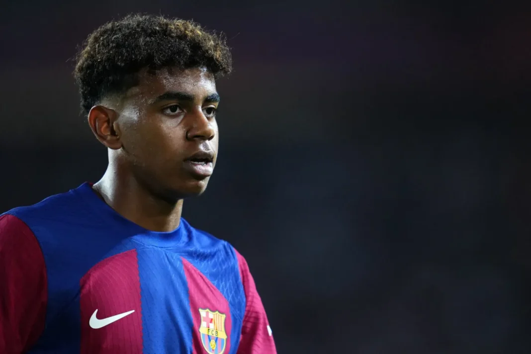 Lamine Yamal en action pour le FC Barcelone Jeune joueur de football en maillot du FC Barcelone lors d'un match.
