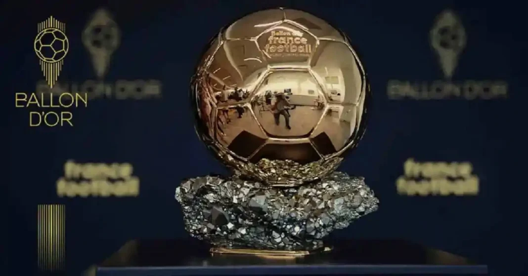 Ballon d'Or 2023: Le trophée doré Trophée du Ballon d'Or 2023 en or brillant avec logo France Football.