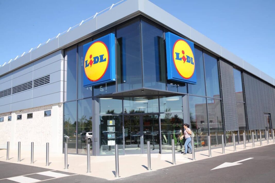 un Algérien de France partage son expérience d’achat chez Lidl avec seulement 1 euro Magasin Lidl moderne avec logo visible et entrée principale.