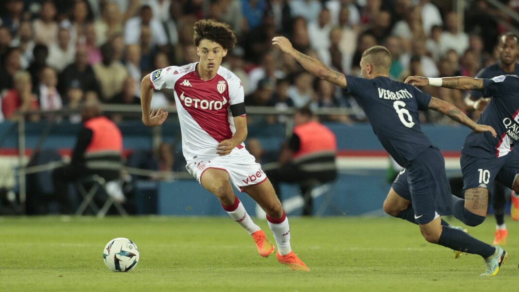 Maghnes Akliouche, le Prodige de l’AS Monaco, refuse l’équipe d’Algérie Maghnes Akliouche dribble le ballon face à un défenseur.