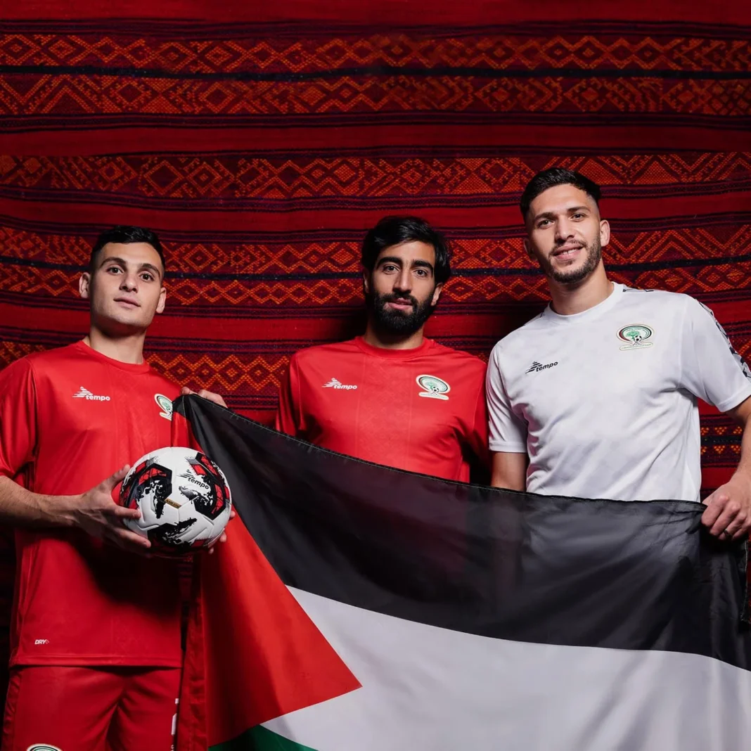 Elim Mondial 2026 : La Palestine souhaite affronter ses adversaires en Algérie Trois joueurs palestiniens avec drapeau et ballon de football.
