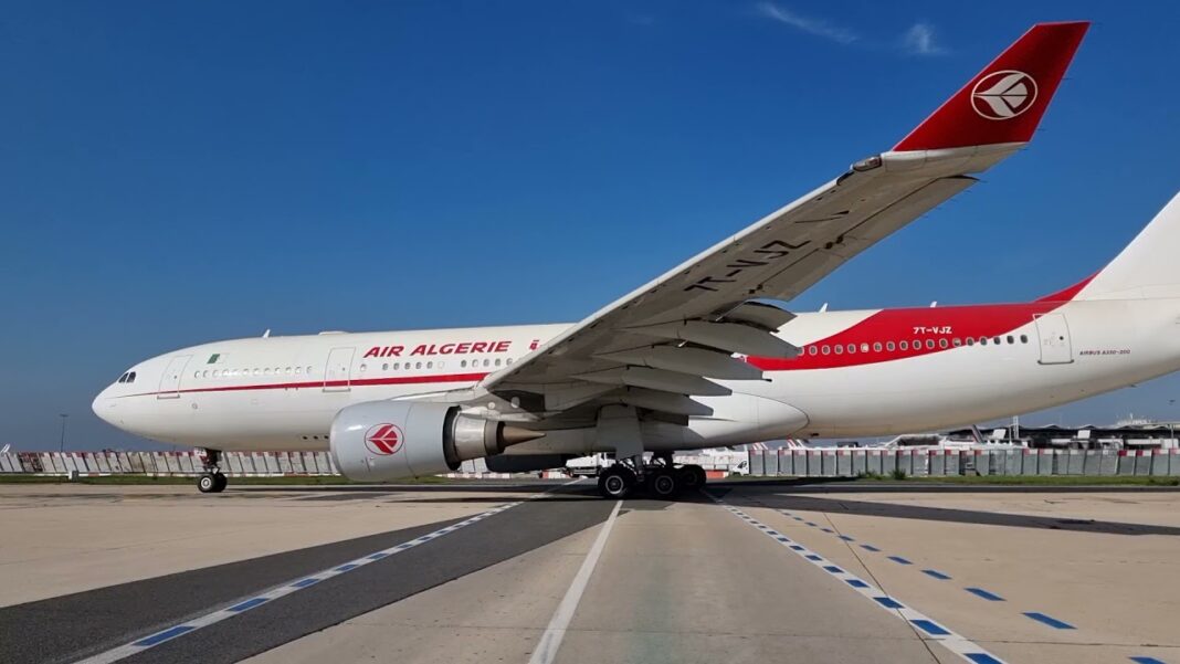 Avion d'Air Algérie prêt pour le décollage à Paris-Charles de Gaulle.