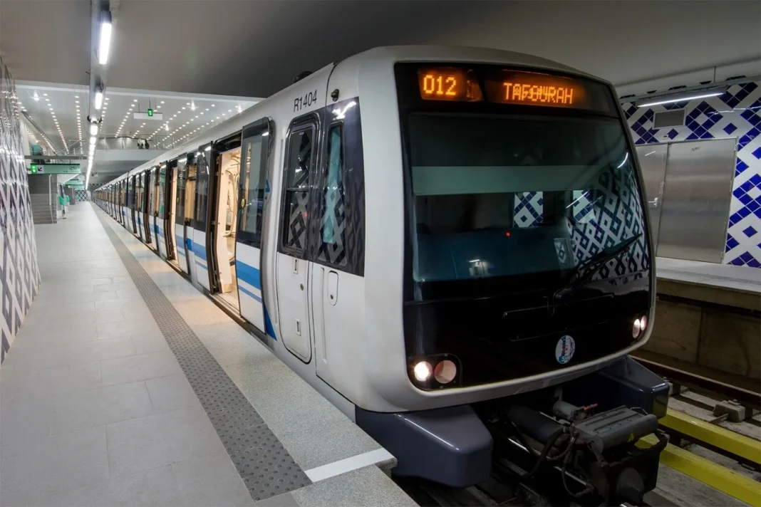 Métro d'Alger en station Train du métro d'Alger à la station Takseghurh.