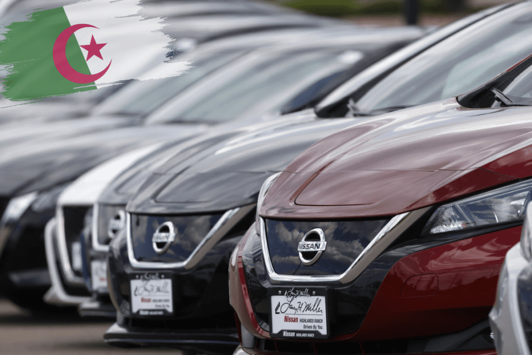 Voitures Nissan alignées dans un concessionnaire en Algérie.