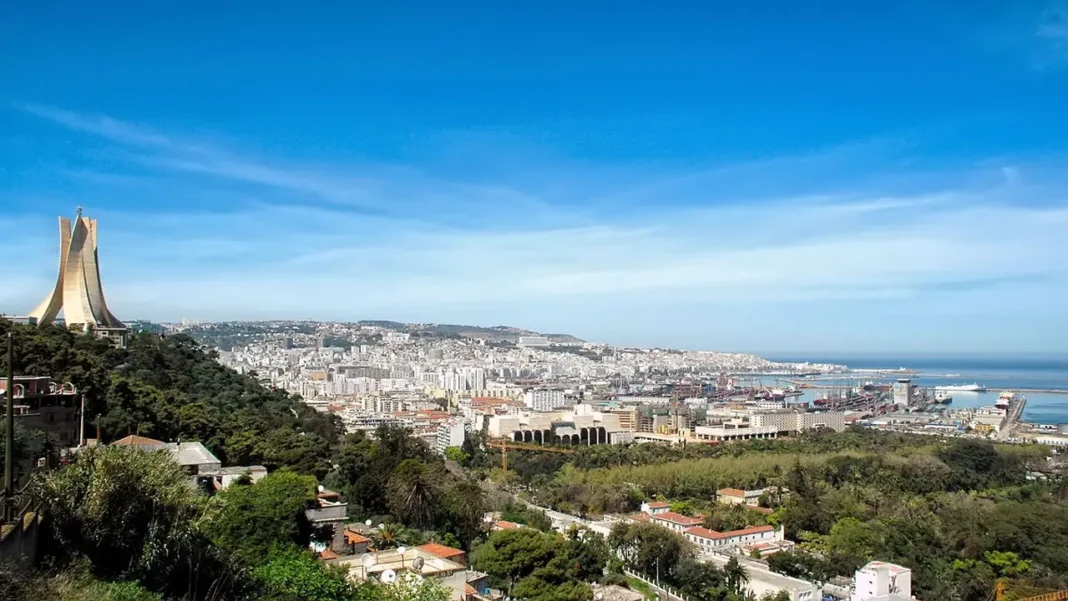 Découvrez l’incroyable témoignage d’une touriste française sur Algérie. Plus de 1 million de vues (vidéo) Vue d'Alger avec la basilique Notre-Dame d'Afrique en premier plan.