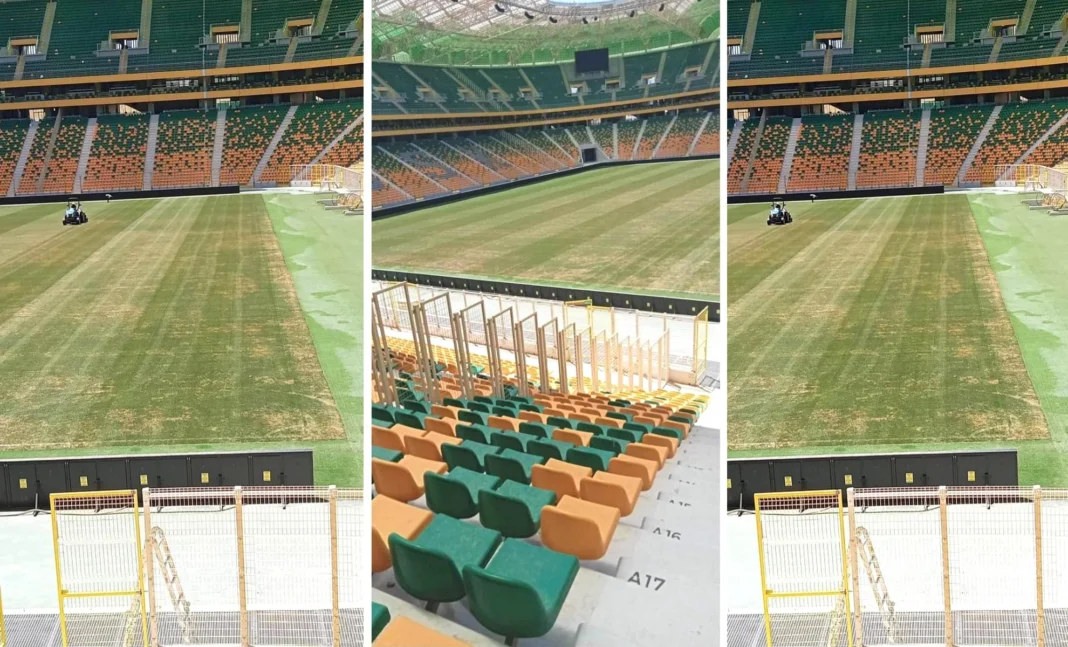 Stade de Tizi Ouzou avec pelouse rénovée et sièges modernes.
