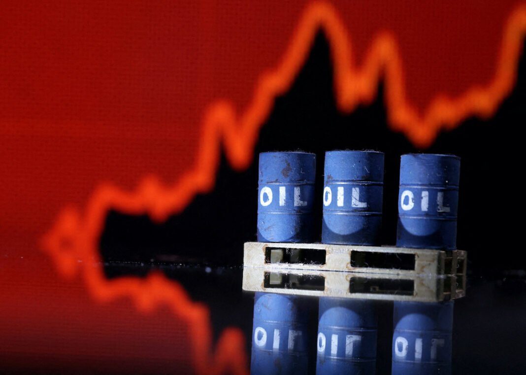 Flambée des Prix du Pétrole : Conflit Israélo-Palestinien déstabilise les marchés Barils de pétrole avec graphique de marché en arrière-plan.