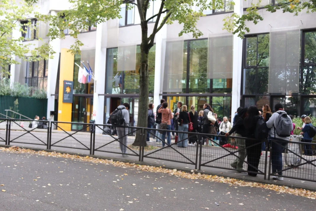 France : Les professeurs fuient 14 salles d’un lycée infestées par des punaises de lit Élèves et enseignants devant un lycée infesté par des punaises de lit.