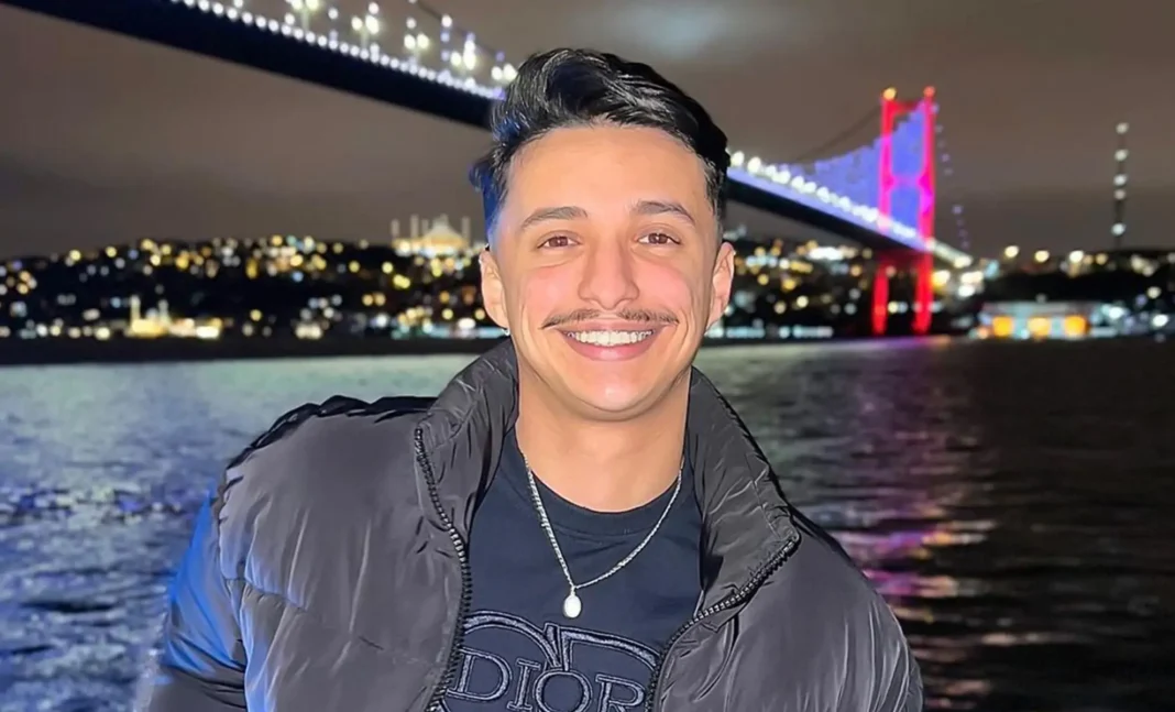 Rifka, influenceur algérien, en ville Jeune homme souriant près du pont illuminé à Istanbul.