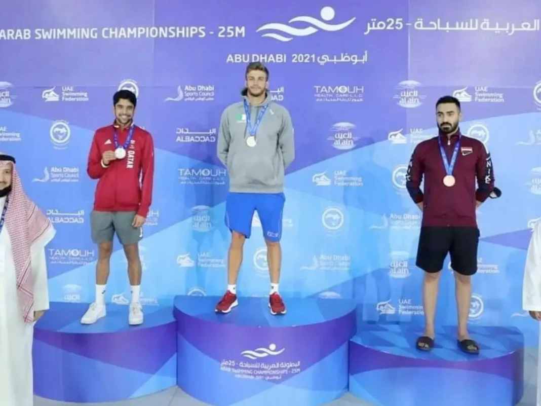 Nageurs médaillés lors du championnat arabe de natation à Abu Dhabi 2021.