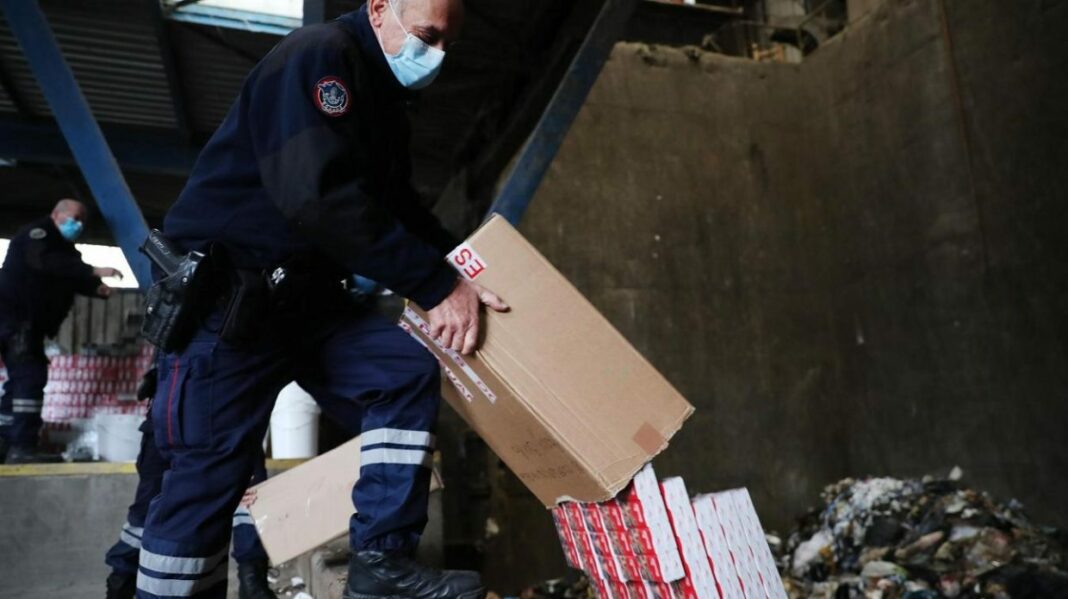 Trafic de tabac en France : Nouvelle offensive contre les fraudeurs, les Algériens inquiets Agents de police inspectant des colis de tabac illégal.