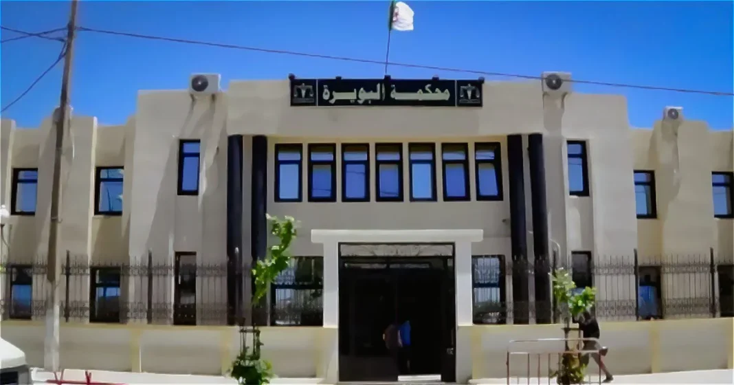 EPH de Bouira : 2 employés devant la justice après le décès d’une patiente Façade du tribunal de Bouira en Algérie avec le nom en arabe et en français.