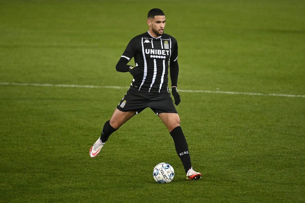 Adem Zorgane en action lors d'un match de football.