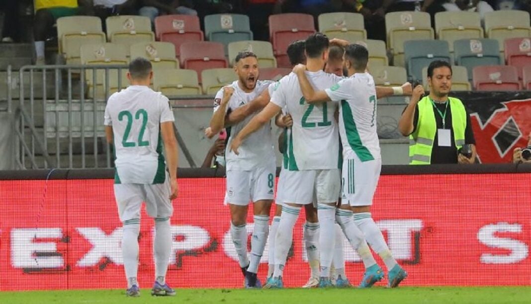 Équipe d'Algérie en action Joueurs de l'équipe d'Algérie célébrant un but.