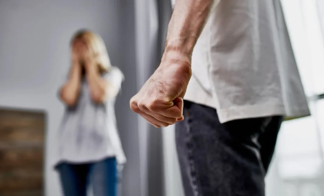 France : Un Algérien condamné pour… Homme en colère pointant du doigt, femme effrayée en arrière-plan.