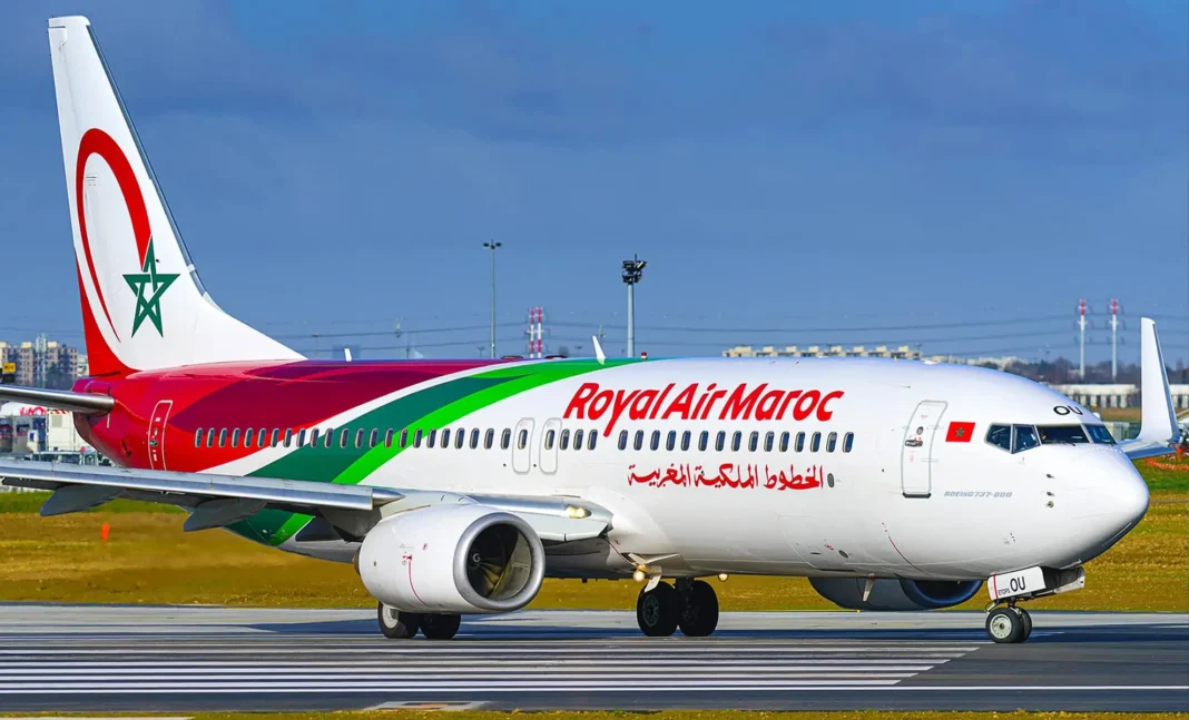 Air Maroc dévoile une nouvelle stratégie de marque pour concurrencer Air Algérie Avion Royal Air Maroc prêt à décoller, logo visible sur fuselage.