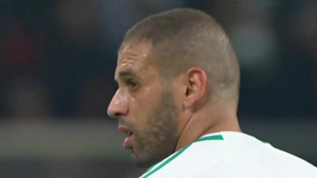 Joueur algérien lors du match de qualification pour la Coupe du Monde 2026.