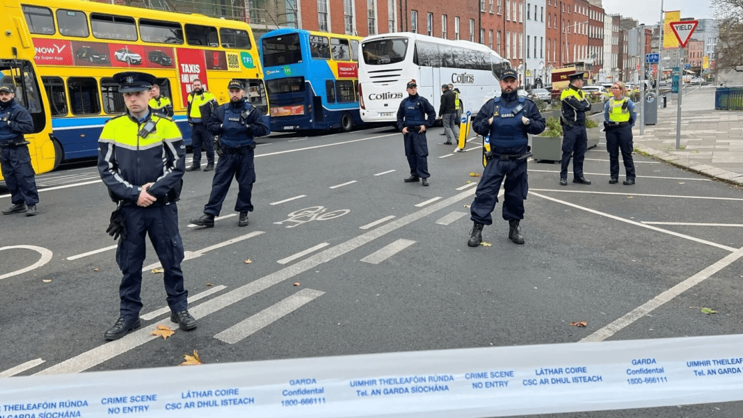 Attaque à Dublin : 4 blessés, dont 2 enfants, déclenchent des émeutes – L’auteur, un Algérien, suscite l’indignation Policiers en intervention lors d'une attaque à Dublin.