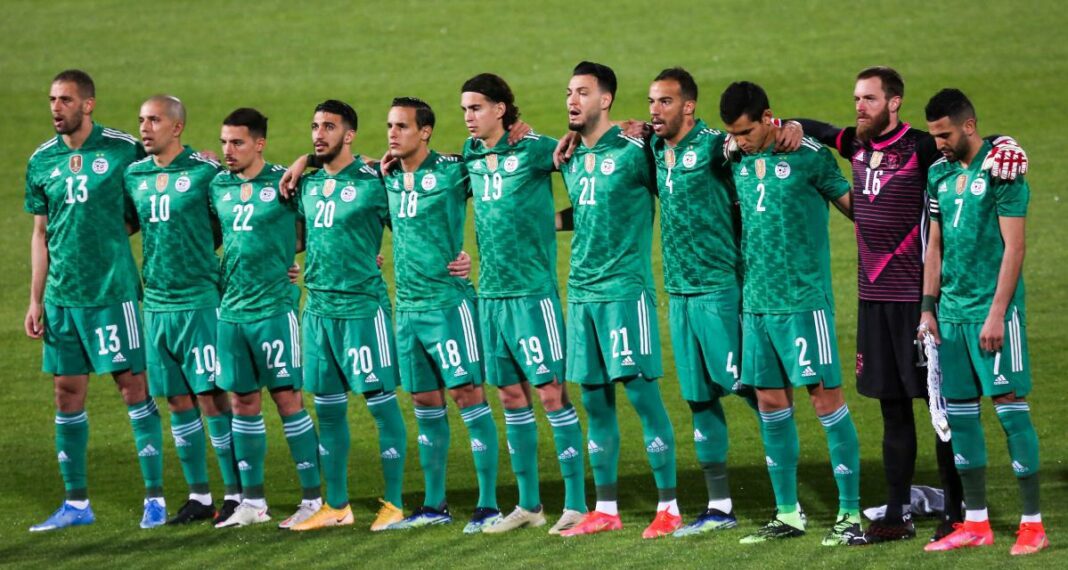 Les Fennecs d'Algérie alignés sur le terrain avant le match contre le Mozambique.