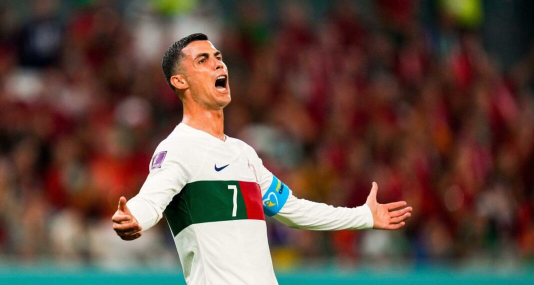 Cristiano Ronaldo au Bord de la Ruine ? Une plainte colossale menace de lui faire perdre plus d’un milliard de dollars ! Cristiano Ronaldo célèbre lors d'un match de football avec le maillot portugais.