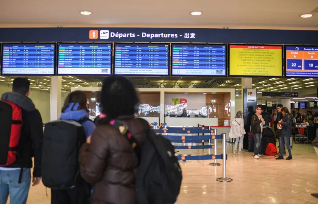 Préavis de grève dans les aéroports français : Perturbations attendues le 20 novembre Tableau d'affichage des départs à l'aéroport avec voyageurs.