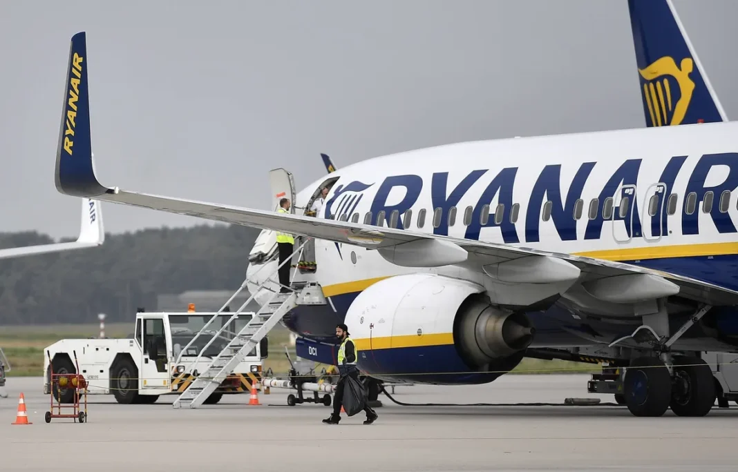 Voyagez Malin : Black Weekend chez Ryanair avec des vols estivaux dès 35,99 € ! Avion Ryanair prêt pour le départ avec passagers à l'aéroport.
