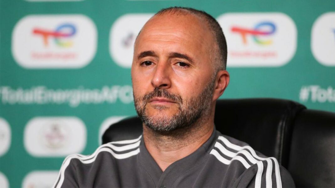 Nasredine Kraouche, analyste sportif, parle de Djamel Belmadi lors d'une conférence.
