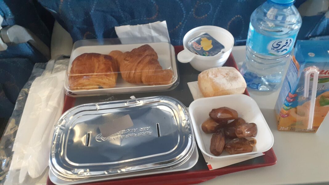 Air Algérie : Démenti formel sur la fin des repas à bord, les passagers rassurés Repas et boissons servis à bord d'un vol Air Algérie.